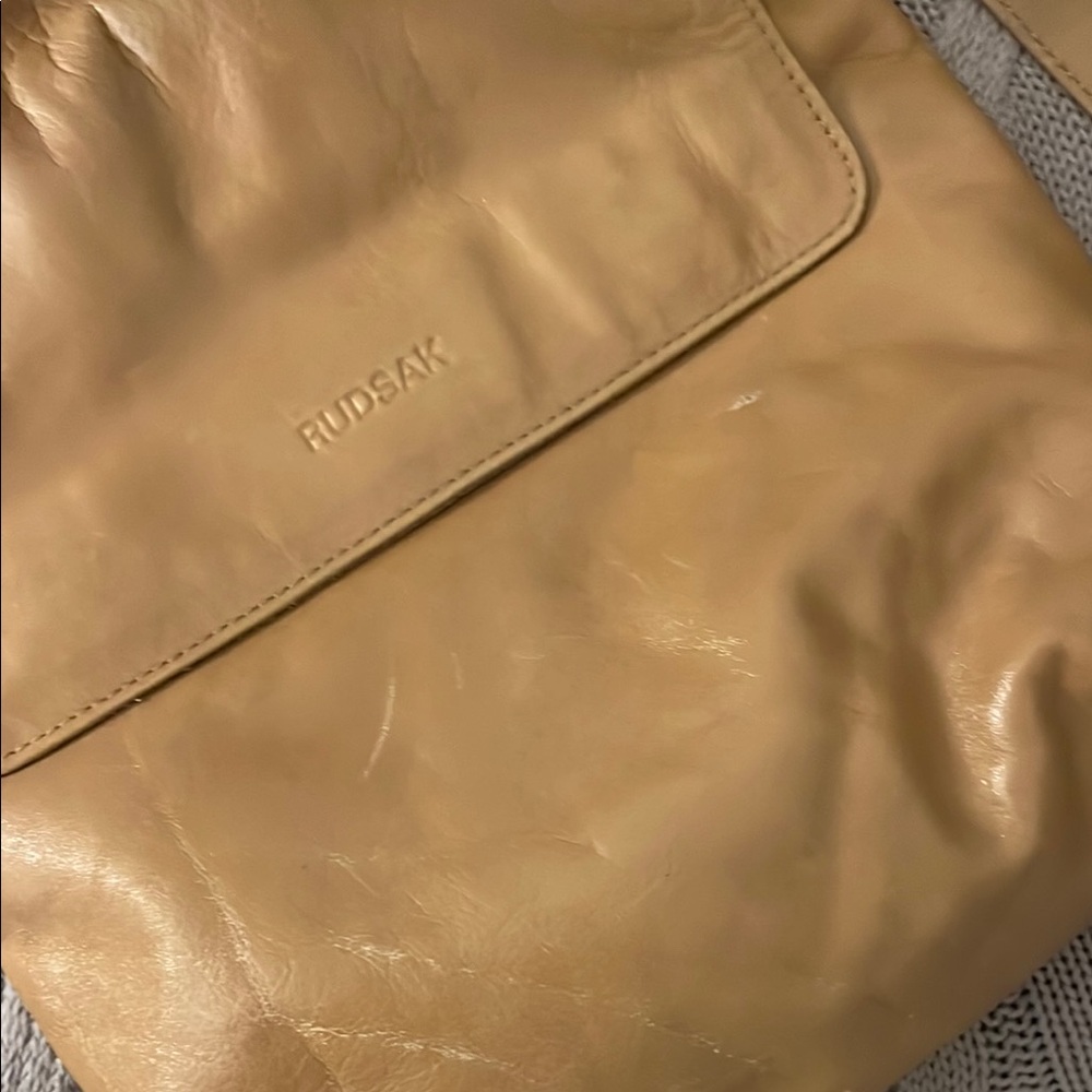 RUDSAK Tan Crossbody Bag with Adjustable Strap and Flap Closure - Picture 5 of 9